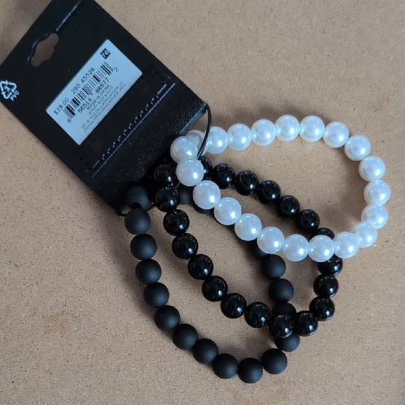 Ophelia Roe Elegant Black and White Bracelet Set - Picture 4 of 5